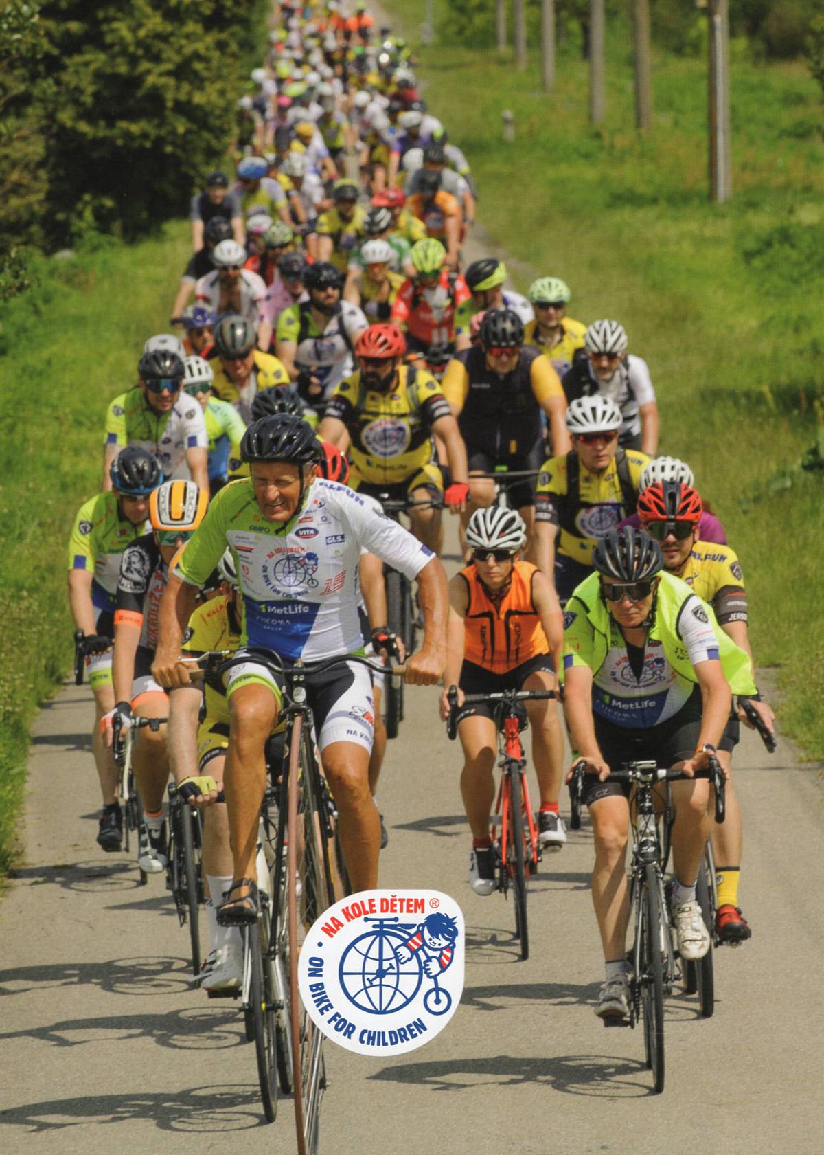 Město Vracov se v letošním roce stává hrdým partnerem dobročinného projektu Na kole dětem – Nadačního fondu Josefa Zimovčáka. Za touto sportovně-charitativní akcí stojí známý jezdec na vysokém kole z Veselí nad Moravou Josef Zimovčák, který už řadu let pomáhá onkologicky nemocným dětem.  V letošním roce je na programu už 17. ročník této cyklotour napříč Českou republikou. A jedna ze zastávek povede také k nám do Vracova. Peloton cyklistů dorazí ve čtvrtek 4. června, kdy jej slavnostně přivítáme přímo na náměstí Míru.  Město Vracov je letos nejen hrdým partnerem projektu, ale zároveň jej také finančně podpořilo. Rada města schválila příspěvek ve výši 25 000 Kč na podporu tohoto dobročinného projektu. V předchozích dvou letech město přispívalo částkou 10 000 Kč. Díky projektu Na kole dětem se od roku 2010 podařilo vybrat už více než 30 milionů korun, které pomáhají dětem – konkrétně se zajištěním rekondičních pobytů pro děti po náročné onkologické léčbě.  Do dobročinného projektu se přitom může zapojit každý – ať už aktivní účastí v pelotonu, nebo příspěvkem do veřejné sbírky. Více informací najdete na webových stránkách www.nakoledetem.cz  Díky, že s námi pomáháte!