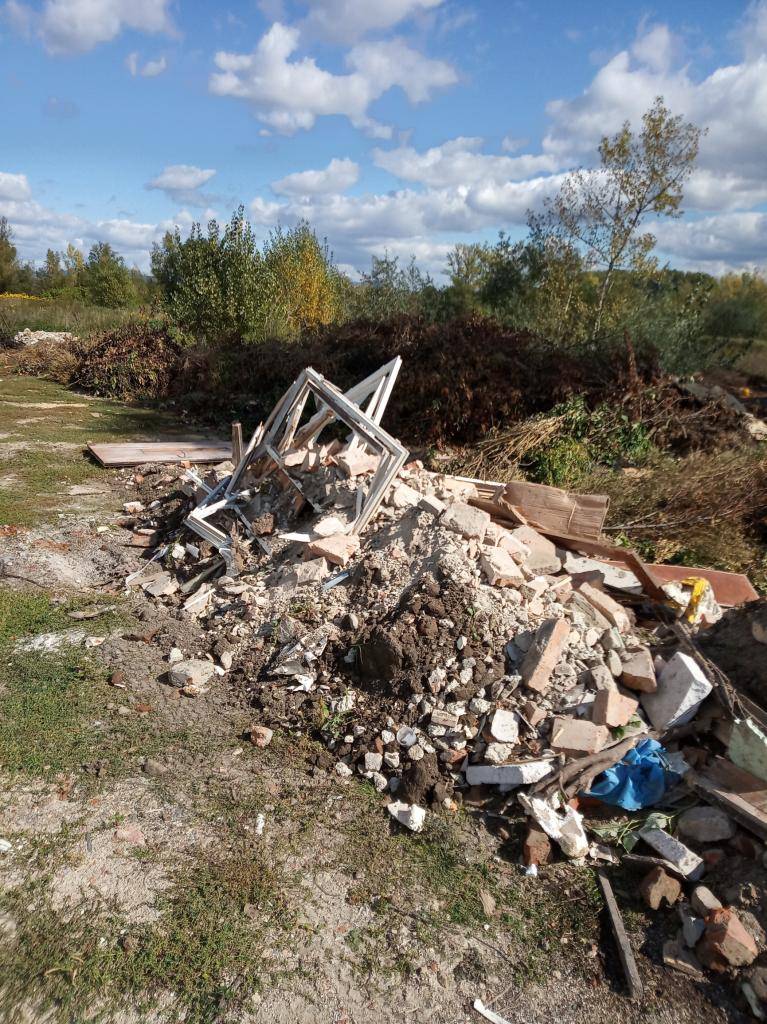 Važení občania!  V uplynulých dňoch našu obec navštívili zástupcovia špecializovaného pracoviska oddelenia enviropolície Prezídia Policajného zboru z Trenčína, ktorí v katastri obci Dulov opäť odhalili nelegálne skládky odpadov.