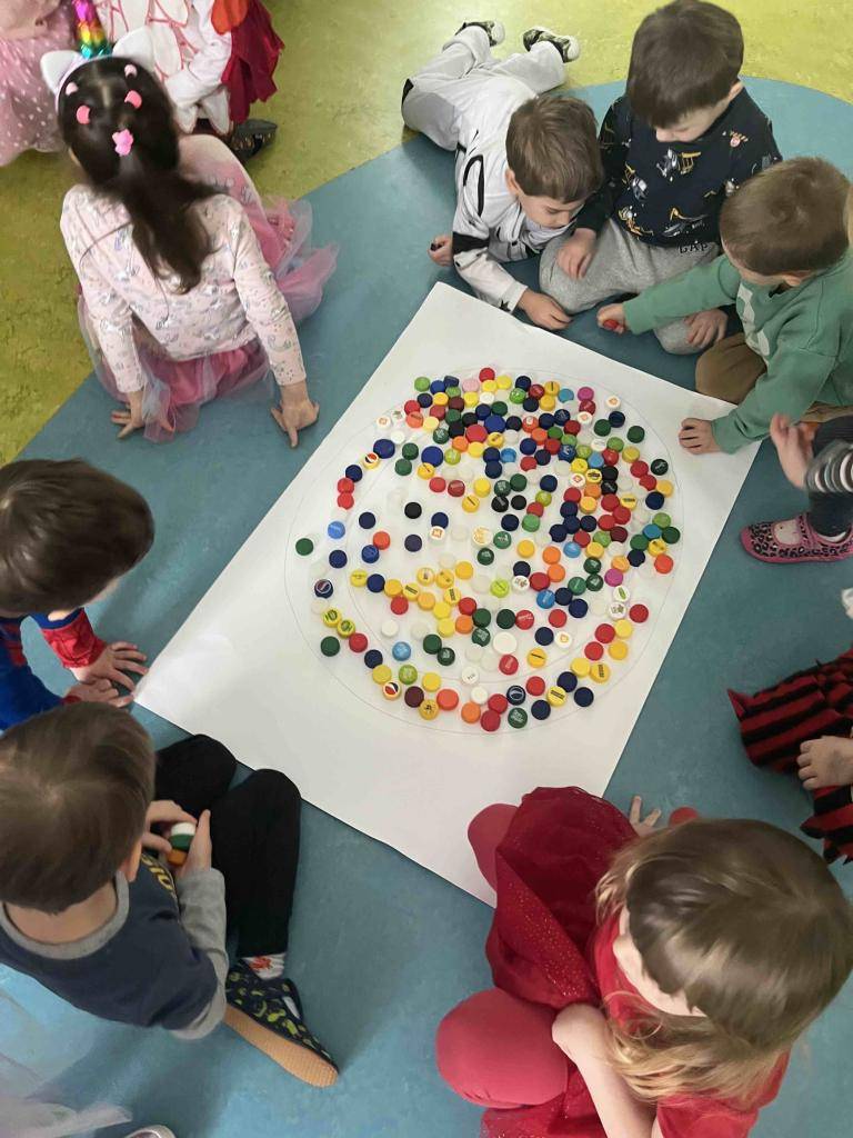 V uplynulém týdnu děti přicházely do školky v různých kostýmech a celý týden jsme si s dětmi užívali kouzelnou atmosféru. Zároveň jsme prozkoumávali masopustní tradice a ve spojení s tím, jsme si vyzkoušely vytvořit malé pohoštění z plastelíny.