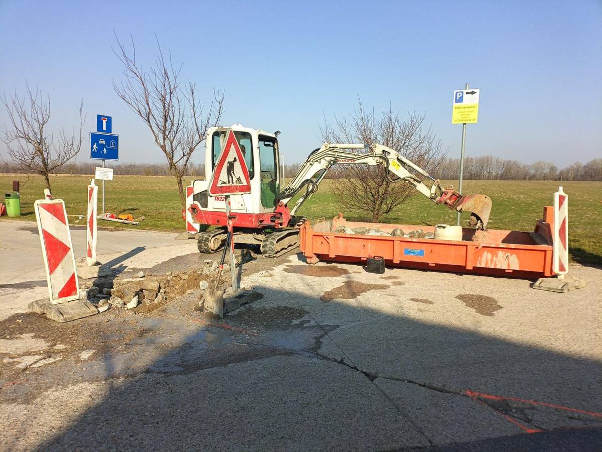 Vážení občania, oznamujeme vám, že sme začali s nevyhnutnou údržbou prepadnutej časti cesty na križovatke ulíc Školská a Veterná.