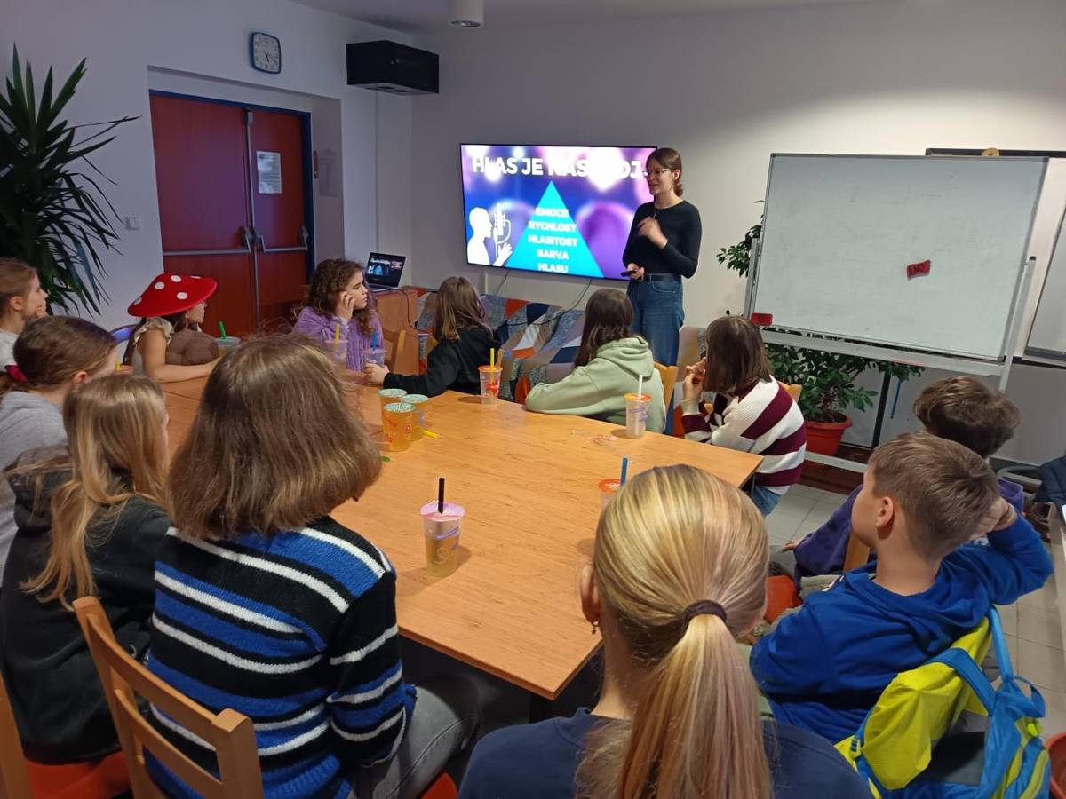 Ve čtvrtek 26. 2. se děti z divadelního kroužku účastnily přednášky o dabování filmů a dabingové režii.