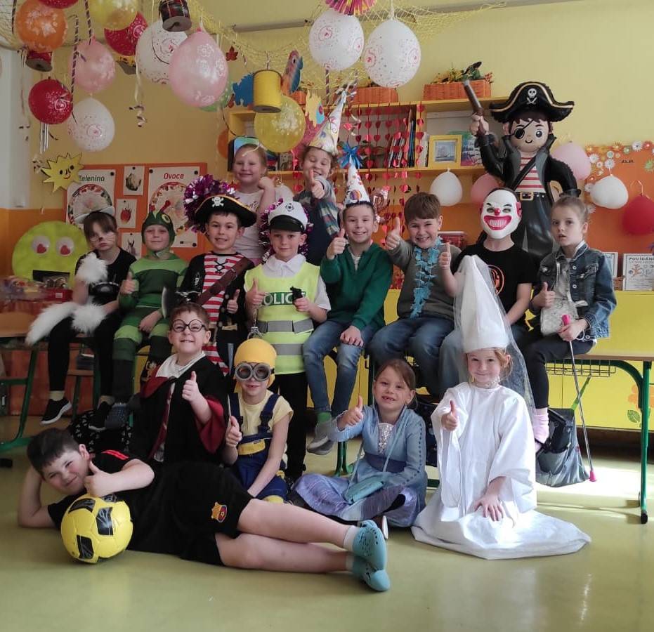 Před jarními prázdninami si děti ve 2.B užily ještě pořádný nefalšovaný karneval v maskách. Hrála hudba, tančilo se a nechyběly ani soutěže jako je například židličkovaná, kterou vyhráli Vojtíšek se Šímou. :-)