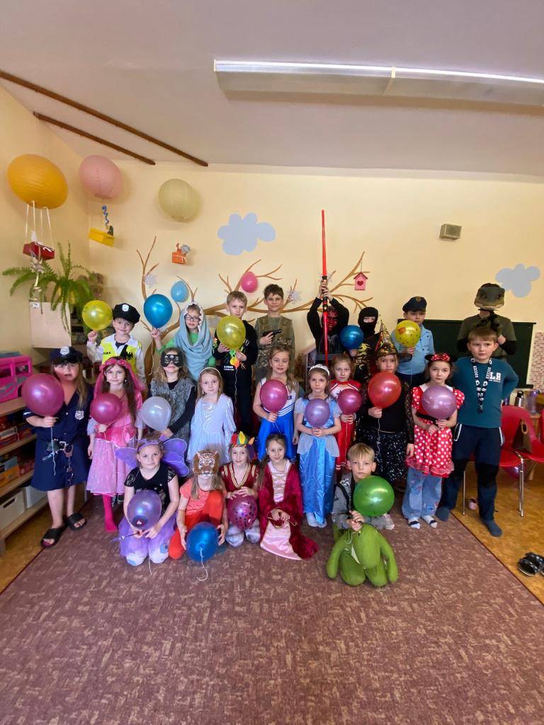 V rámci masopustního období si žáci v odděleních školní družiny Modrá, Červená a Zelená společně užili karnevalové odpoledne.