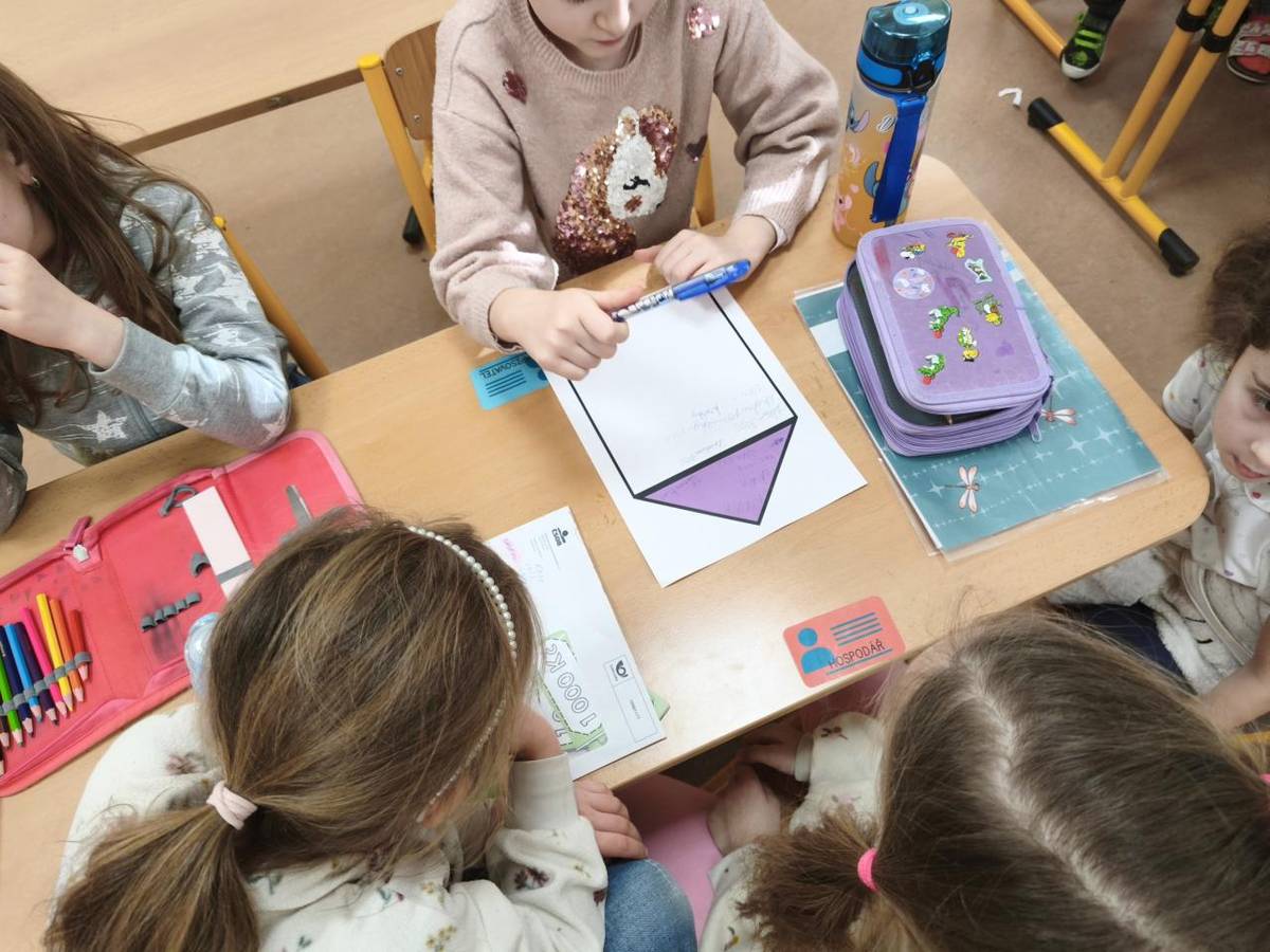 Žáci 1.a 2.ročníku si vyzkoušeli, jaké to je hospodařit s penězi a rodinným rozpočtem. Rozhodovali se, které výdaje je nutné zaplatit a co si mohou za našetřené peníze koupit.