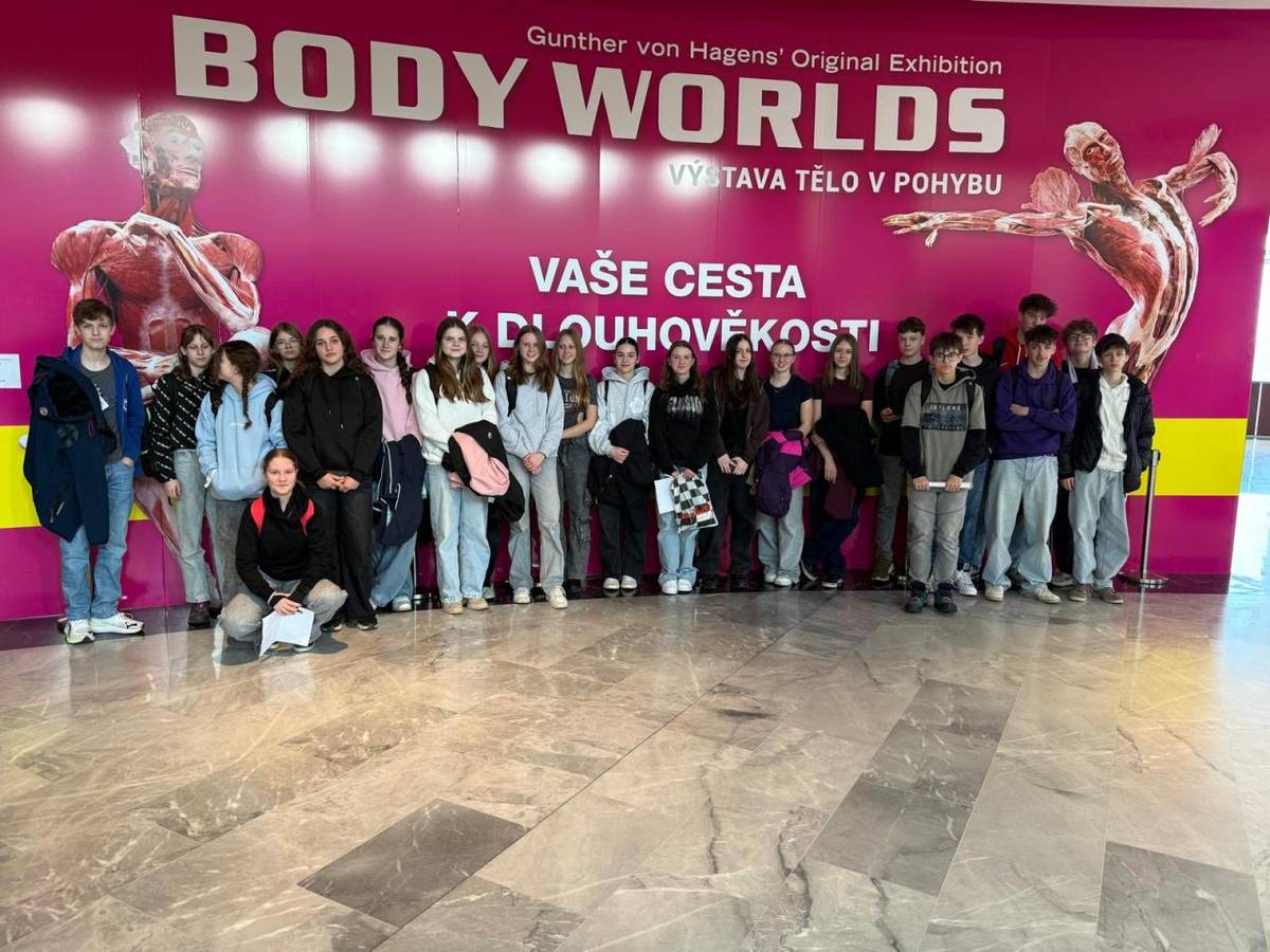 Žáci druhého stupně se vydali na vzdělávací exkurzi do Prahy, kde navštívili světově proslulou výstavu Body Worlds. Tato unikátní expozice představuje lidské tělo z pohledu anatomie a medicíny a umožňuje nahlédnout do jeho fungování zcela jedinečným způsobem.