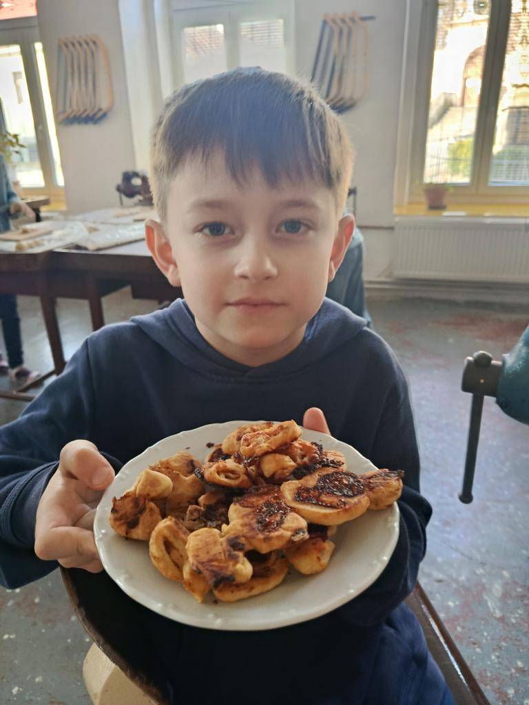 V našem kroužku bylo v posledních setkáních opravdu voňavo. Děti si vyzkoušely oblíbené kuchařské aktivity – přípravu palačinek a také slaných šneků se šunkou a sýrem.