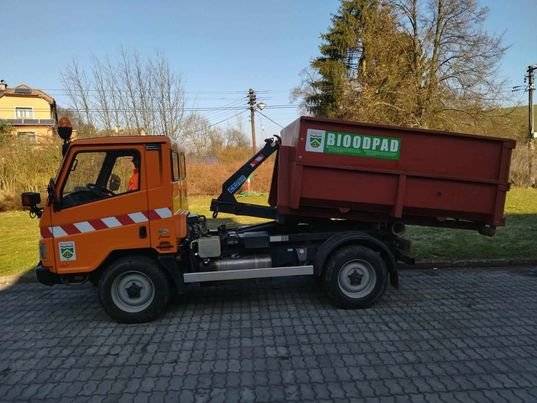 V pátek 13.3.2026 budou v odpoledních hodinách rozvezeny kontejnery na bioopad. Občanům jsou k dispozici na obvyklých stanovištích. Při větším množství odpadu je možné přistavit kontejner u domu nebo odvézt na svém vozíku na manipulační plochu. Vše po dohodě na obecním úřadě.  Občany prosíme, aby do kontejneru nevhazovali odpad, který tam nepatří a na stanovištích udržovali pořádek. Děkujeme za pochopení.