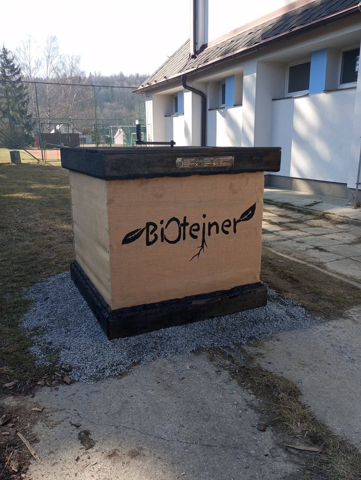 Důležitým krokem, jak snížit množství produkovaných odpadů, je vyčlenit, co nejvíce toho biologický rozložitelného. Ten mnohdy tvoří až jednu třetinu vyvezených odpadů. Tomuto snížení chce obec pomáhat. Zřídili jsme komunitní kompostárnu, v červenci 2025 byl namontovám první Biotejner u panelových domů a dnes byl namotován v pořadí druhý Biotejner u jídelny ZŠ a MŠ Karlovice. Biotejnery slouží právě pro likvidaci biologicky rozložitelného odpadu. Tento kontejner je vzhledný, nijak nezapáchá a má velice jednoduché ovládání. Zhruba jednou za rok ho zaměstnanci obce vyvezou. Správnou funkci kontejneru zajišťují žížaly vyšlechtěné pro vermikompostování, které odpad rozkládají. Výše ročního poplatku za odpad bude záviset na množství vytříděného odpadu a počtu vyvezených popelnic. Jednoduše řečeno – kdo víc třídí a méně vyváží, ten ušetří a získá větší slevu na roční poplatek.  Co patří do biotejneru? Zbytky ovoce a zeleniny – bez citrusů Staré pečivo – včetně např. perníku Vařené potraviny – jako např. brambory, rýže, knedlíky, hranolky, těstoviny apod. Kávová sedlina, čajové sáčky – (ne Loyd) Skořápky (rozdrcené) Pečicí papír, proložka pap. pytlík – od vajec Pozor! Vařené potraviny, které patří do Biotejneru by měly být suché – nevhazovat polévky, omáčky apod. Dále by také neměly obsahovat žádné maso, kosti, uzeniny apod. Co do biotejneru nepatří? Maso, kosti, sýry, uzeniny Zbytky citrusových plodů Skořápky od vajec v celku Plastové sáčky, vlhčené ubrousky (i kompostovatelné) a další nebiologické odpady jako je plast, papír, sklo, kovy, elektro apod.