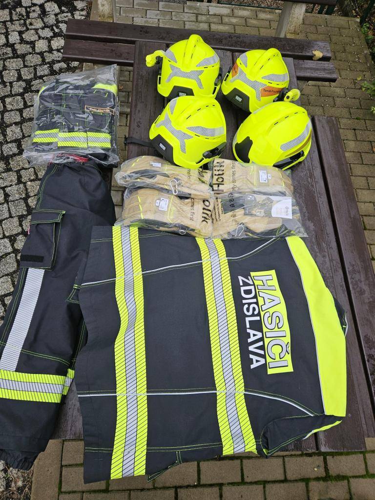 Díky dotaci z Libereckého kraje, která činila 60 % celkových nákladů, jsme pro naši dobrovolnou jednotku hasičů pořídili nové vybavení – 4× zásahový oděv, 4× helmu a 4× zásahové rukavice.