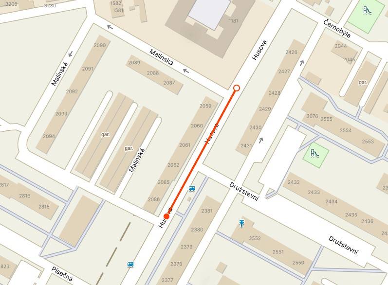 Aktualizace: Úplná uzavírka části Husovy ulice, v úseku mezi oběma křižovatkami s Malínskou ulicí, se plánuje v příštích týdnech. Důvodem je další, už sedmá etapa rekonstrukce kanalizace a vodovodu v Husově ulici, kterou provádí Severočeská vodárenská společnost (SVS).