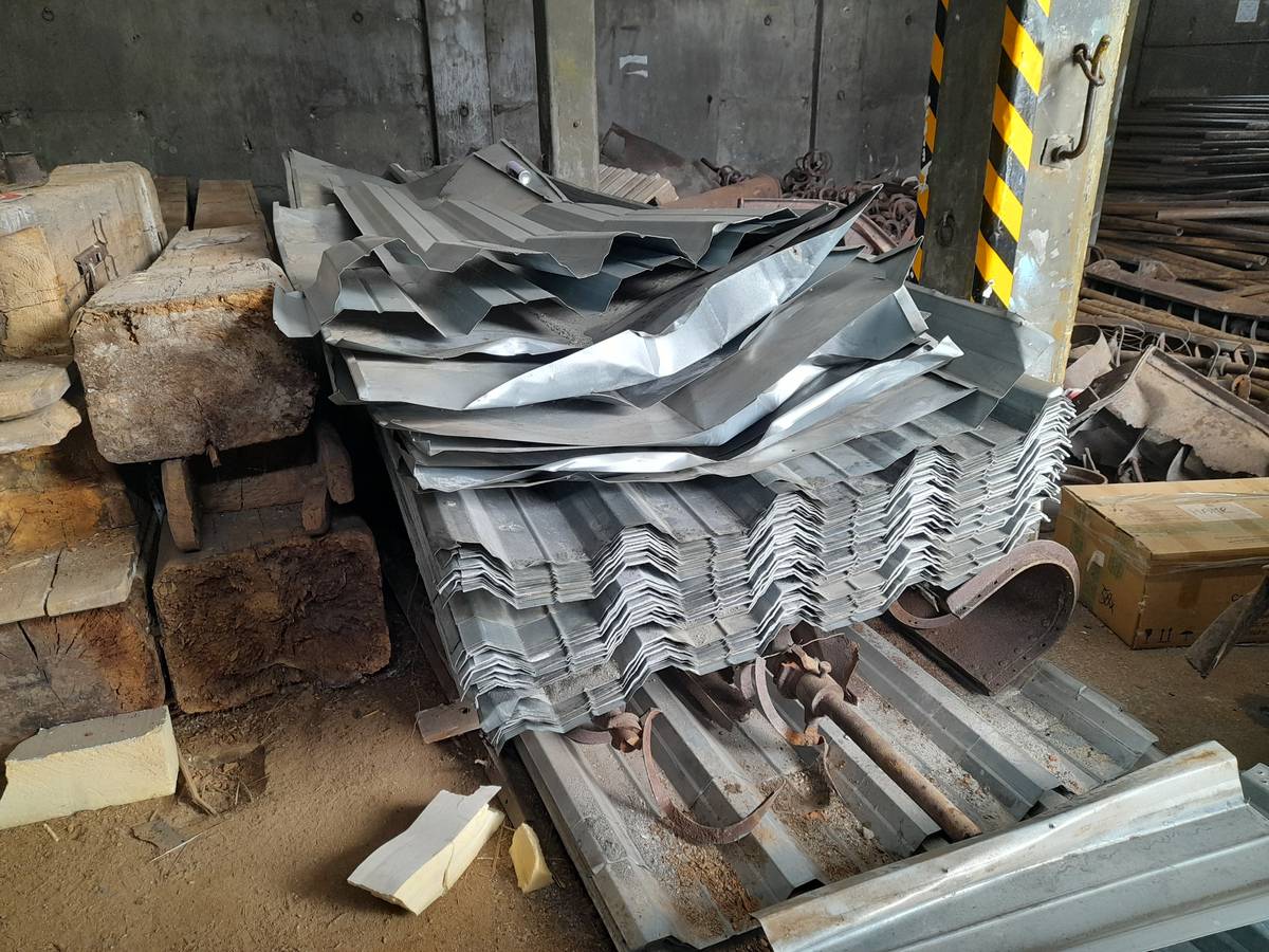 Město Jindřichův Hradec nabízí zájemcům k prodeji použité trapézové plechy, jako celek – viz foto, které jsou v současné době uloženy v areálu bývalého sběrného dvora ve Václavské ulici.