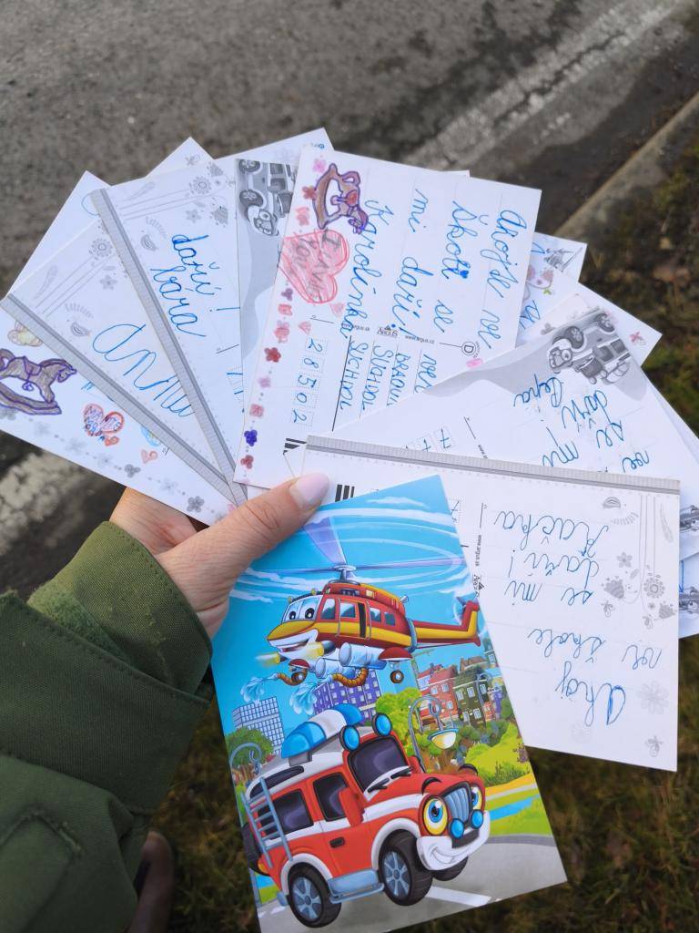 Prvňáčci si zkusili napsat svou první pohlednici. Navštívili jsme pobočku České pošty, abychom věděli, co se děje s pohledem než dorazí ke svému příjemci.