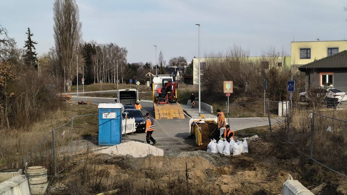 V pondělí 9. března začalo odbourání části mostu v Rosické tak, aby stavba už nestála na soukromém pozemku. V prvních dnech budou probíhat bourací práce za pomoci bagru a sbíječky, v týdnu pak dojde k odříznutí části konstrukce mostu. Odbourání a odřezání mostu bude hotové do konce března, následně se provede zásyp mostu a práce na místě se zastaví. Mezitím investor řeší stavební povolení, na základě kterého bude možné most v Rosické dostavět. Proč se stavba mostu v Rosické tak vleče? Přečtěte si Rekapitulace osudu mostu v Rosické ulici.