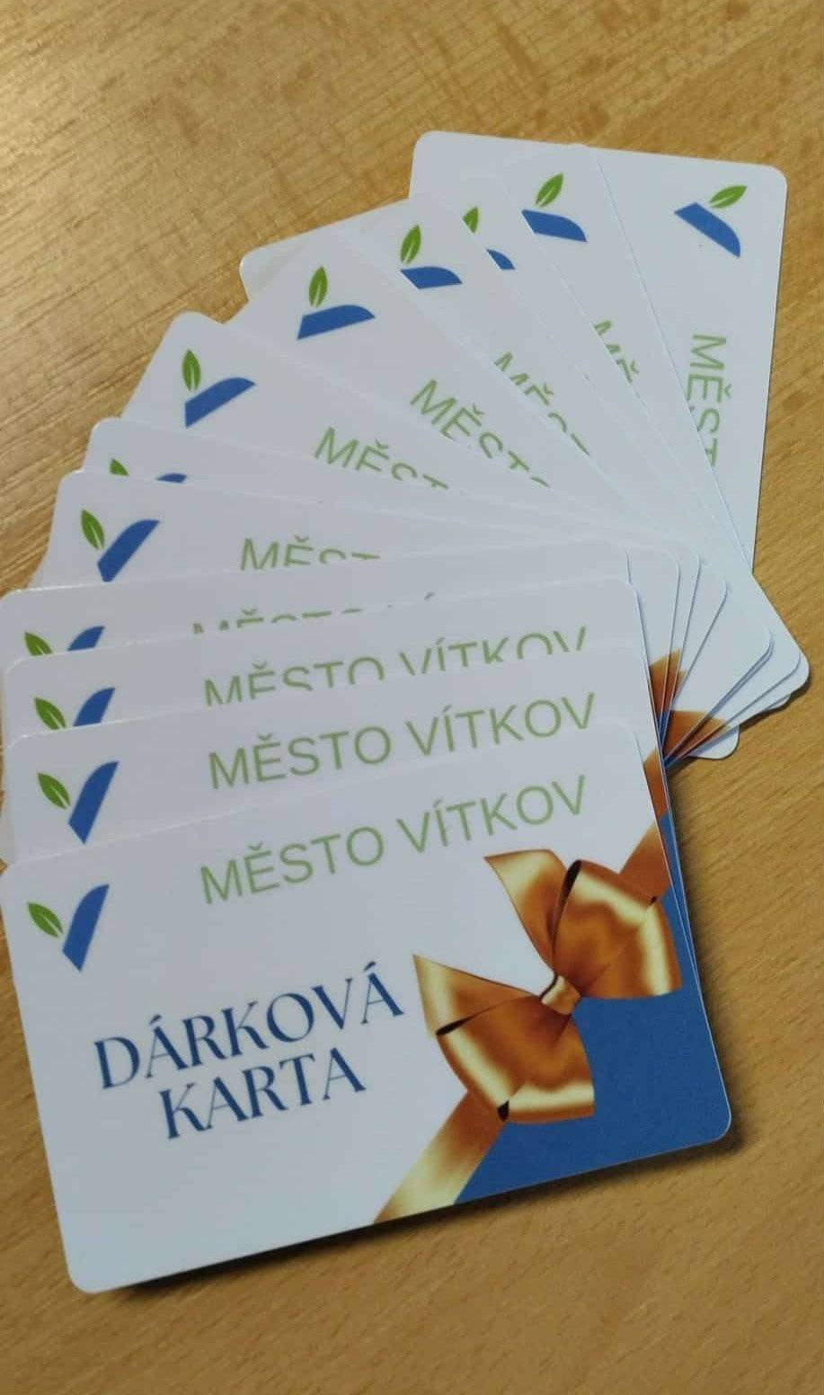 Dárkové karty zakoupené pro kino Panorama ve Vítkově není nutné využít pouze na filmová představení. Uplatnit je můžete také na vybrané kulturní akce pořádané městem v kulturním domě – například na divadelní představení, koncerty nebo další program.    Darujte zážitek a nechte obdarovaného vybrat si akci podle vlastního vkusu.     Karty si můžete zakoupit v informačním centu MěÚ Vítkov