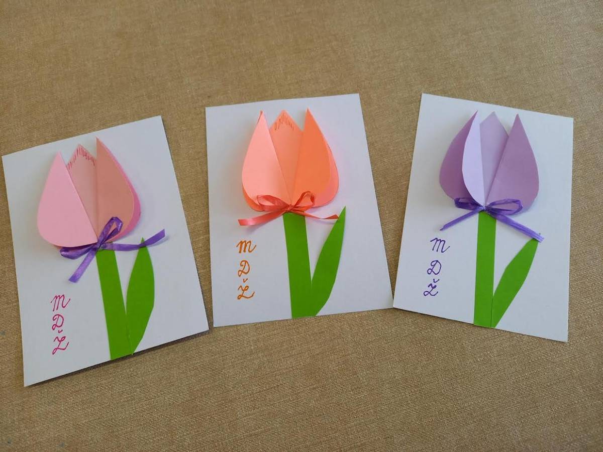 Radost a úsměvy na tvářích žen v Centru pro seniory v Holešově vykouzlila ručně vyrobená přáníčka od dětí k MDŽ.