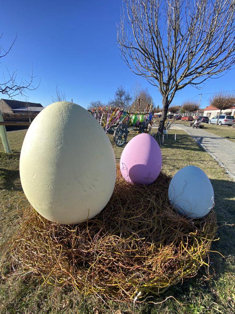 Každoroční paráda na návsi je tu zase a v kombinaci s jarním počasí po dlouhé zimě je to balzám na duši, co říkáte?