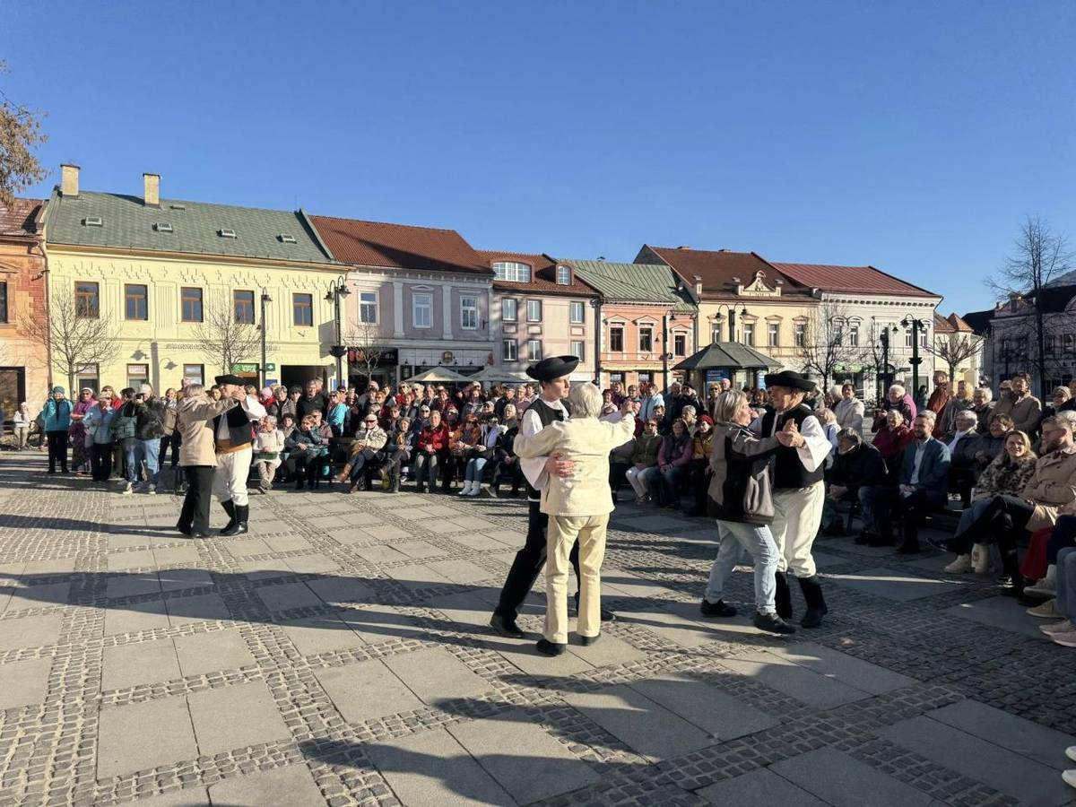 Porubské tance a piesne rozohriali srdcia  divákov.