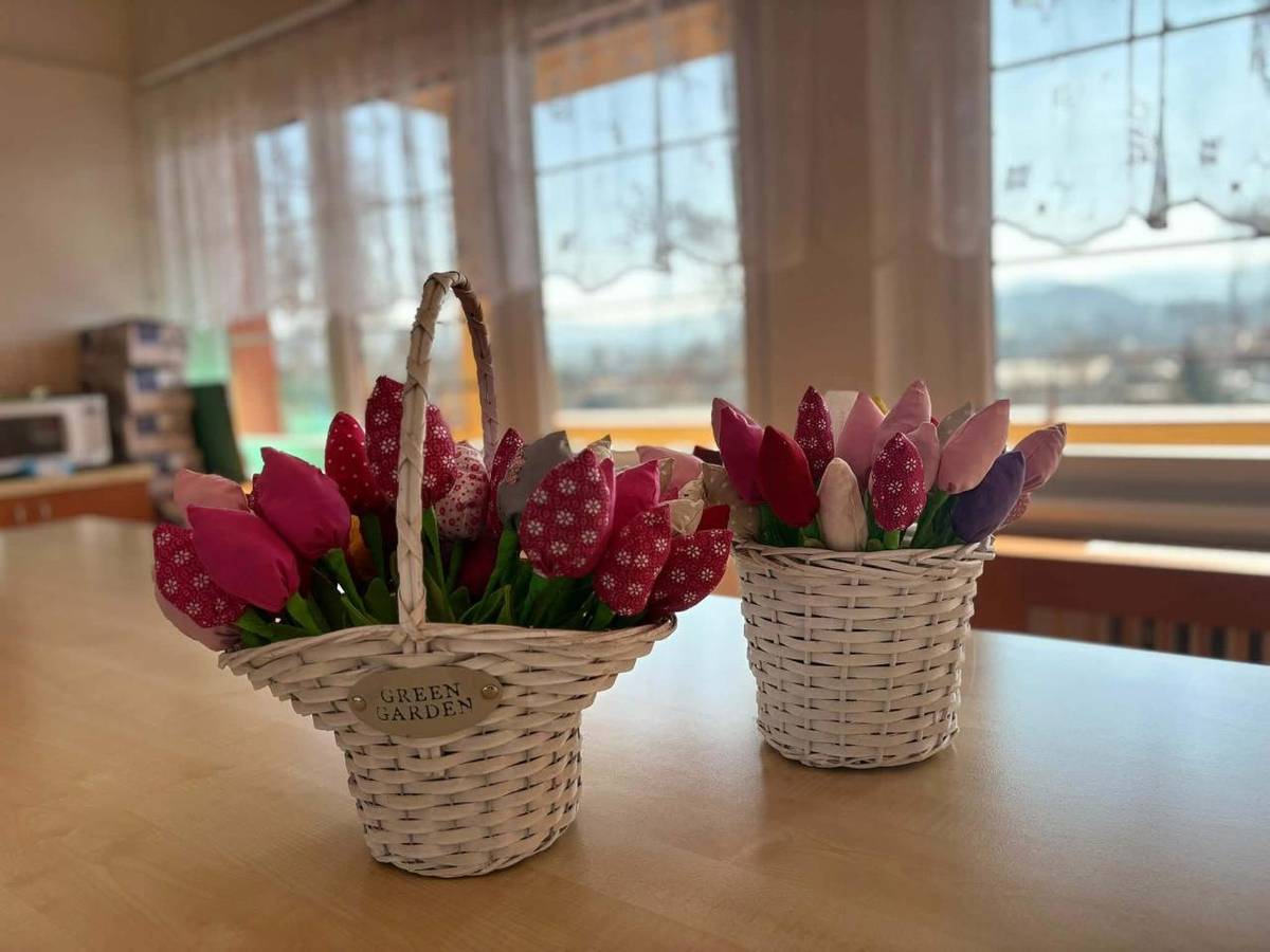 Žáci 3. A a dívky z osmých tříd v hodině pracovních činností vyráběli přání a kytičky k Mezinárodnímu dni žen.