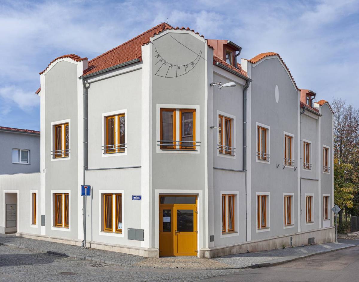 Příspěvková organizace Pardubického kraje  poskytuje dvě pobytové sociální služby komunitního typu – domov se zvláštním režimem a chráněné bydlení.