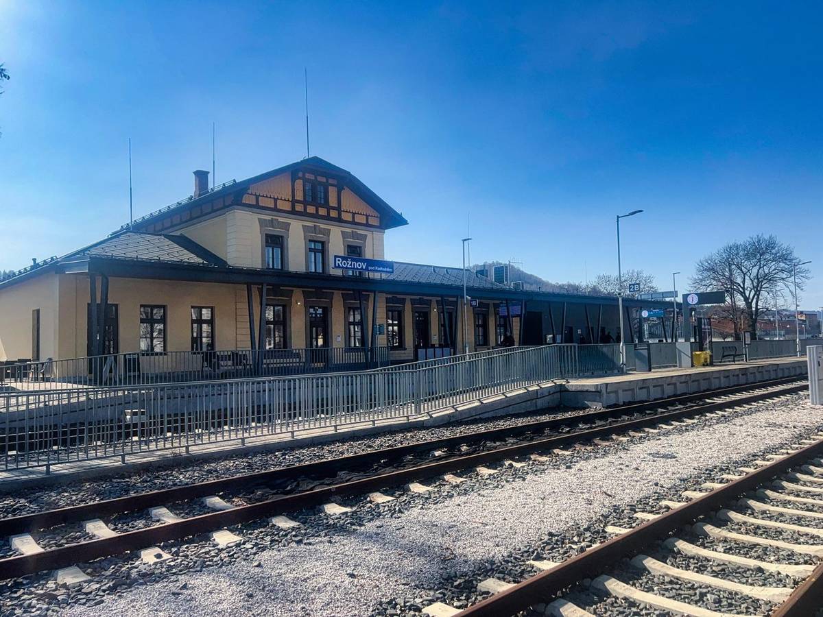 ☝ Informujeme občany o výluce na trati v úseku Valašské Meziříčí - Rožnov pod Radhoštěm v termínu od 11. března od 8 hodin do 26. května 2026 do 17 hodin.    ☝ Výluka je z důvodu rekonstrukce křižovatky na silnici I/35 u Zašové, kde dojde k přeložce železniční tratě a koleje se posunou asi o 24 metrů.    🚌 Všechny vlaky v době výluky budou nahrazeny náhradní autobusovou dopravou.      Výlukový jízdní řád pro náhradní autobusovou dopravu za vlaky ARRIVA Umístění zastávek náhradní dopravy:  Valašské Meziříčí: na dopravním terminálu „Valašské Meziříčí, žel. st.“ Krhová: u přechodu na silnici I/35 u vlakové zastávky“ Hrachovec: na aut. zastávce „Val. Meziříčí, Hrachovec cihelna“ Zašová: na aut. zastávce „Zašová žel. st.“ Zubří: na aut. zastávce „Zubří žel. st.“ Rožnov pod Radhoštěm: na dopravním terminálu „Rožnov pod Radhoštěm, aut. st.“  Výlukový jízdní řád pro náhradní autobusovou dopravu za vlaky ČD Umístění zastávek náhradní dopravy:  Valašské Meziříčí – před výpravní budovou, na autobusové zastávce „Valašské Meziříčí, žel.st.“ Krhová – na silnici I/35 (ulice Rožnovská), v obou směrech před přechodem pro chodce  Hrachovec  – na autobusové zastávce „Valašské Meziříčí, Hrachovec, Cihelna“  Zašová – na autobusové zastávce „Zašová, žel.st.“ Zubří – na autobusové zastávce „Zubří, žel.st.“ (na silnici I/35) Rožnov pod Radhoštěm – na autobusovém nádraží, st. č. 13, 14