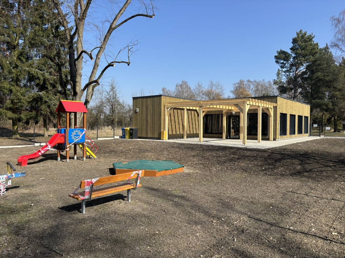 ADMINISTRATIVA ℹ️ v pondělí bylo úspěšně podáno první vyúčtování k získání dotace na provoz dětské skupiny s maximální obsazeností 12 dětí ℹ️ v úterý byla podepsána smlouva o dílo na vybudování Rodinného freestyle parku u KD - stavební práce budou zahájeny na konci března ℹ️ ve středu proběhla schůze rady města, přičemž projednala 38 podkladů a schválila více než 50 usnesení a úkolů STAVEBNÍ PRÁCE A ÚDRŽBA ℹ️ v pondělí byla projektantem odevzdána projektová dokumentace na provedení dostavby zahradního objektu na Karbance ℹ️ na počátku týdne byly zahájeny práce ve vnitrobloku Ak. Bydžovského pokládkou optického vedení  ℹ️ ve čtvrtek byly zprovozněny fotovoltaické elektrárny na mateřských školách, zatím v režimu "bez přetoků" ZAJÍMAVOSTI ℹ️ v pátek proběhl, pietní akt u sochy T. G. Masaryka u příležitosti 176. výročí narození za přítomnosti žáků 8. třídy 1. ZŠ ℹ️ v pátek uspořádali Baráčníci a spolek Přátel historie Veselí nad Lužnicí a okolí v KD sezení k historii míst z děje knihy Hoši z ratejny