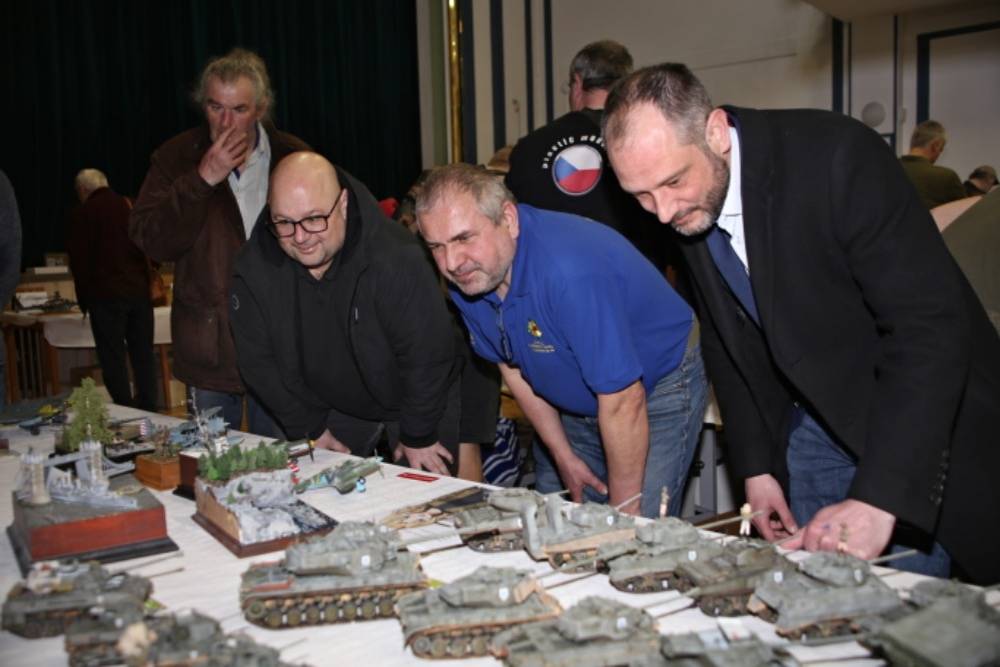 V sobotu 7. března 2026 se v Domě dětí a mládeže uskutečnily tradiční soutěžní výstavy plastikových modelářů Juniorkit a Jindřichohradecká růže. Jednalo se již o 21. ročník mládežnické soutěže a výstavy a 11. ročník soutěže pro dospělé modeláře.