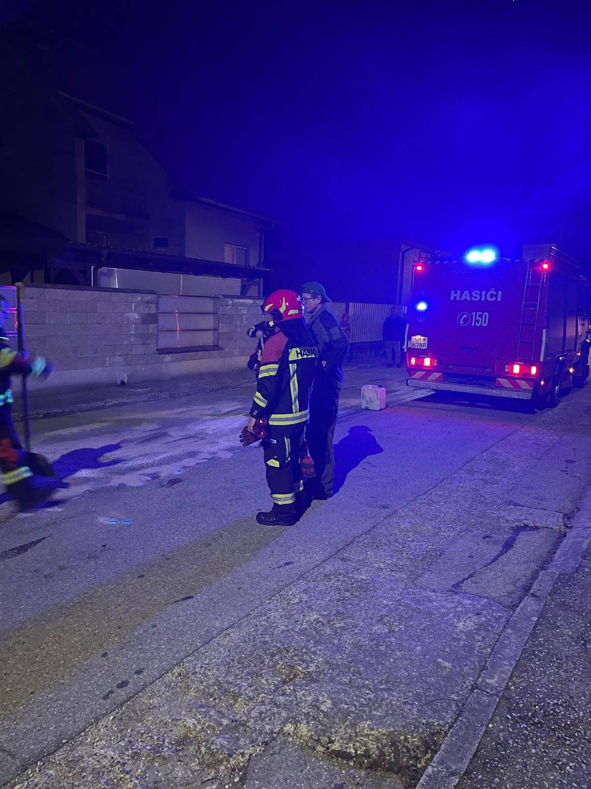 Dnes o cca o 18.45 hod.  bolo obci hlásené, že na Železničnej ulici prišlo k znečisteniu komunikácie olejom, zrejme z automobilu. O pomoc sme požiadali DHZ Pobedim. Prišli do pár minút a urobili potrebné úkony. Ďakujeme. starostka