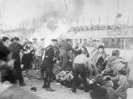 Policie a kolemjdoucí zoufale hledají přeživší v hromadě těl a oceli poté, co závodník vrazil do davu během 24hodinového vytrvalostního závodu v Le Mans.