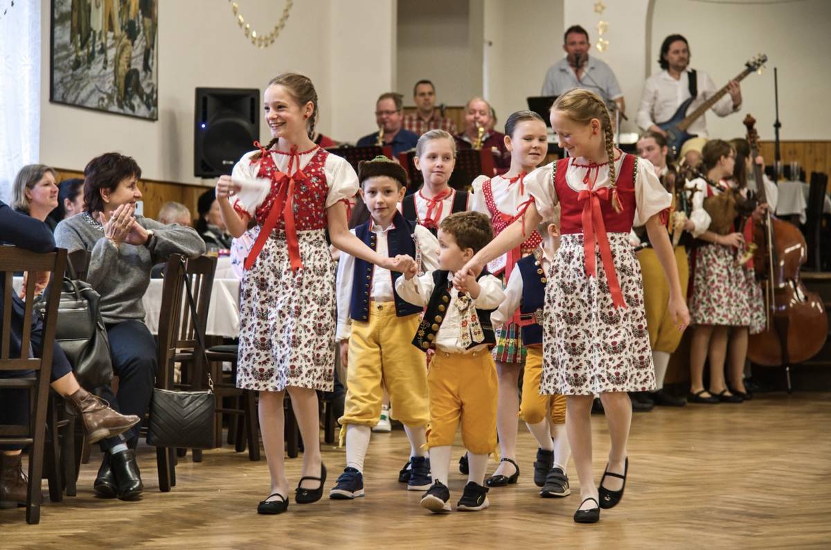 V neděli 8. února jsme jako každý rok uspořádali bál pro děti, tentokrát chodský. Dětiček v chodských krojích se sešlo přes 80. Nejmladšímu účastníkovi byly teprve dva měsíce. Bál zahájila krátká promenáda a následovala volná zábava.