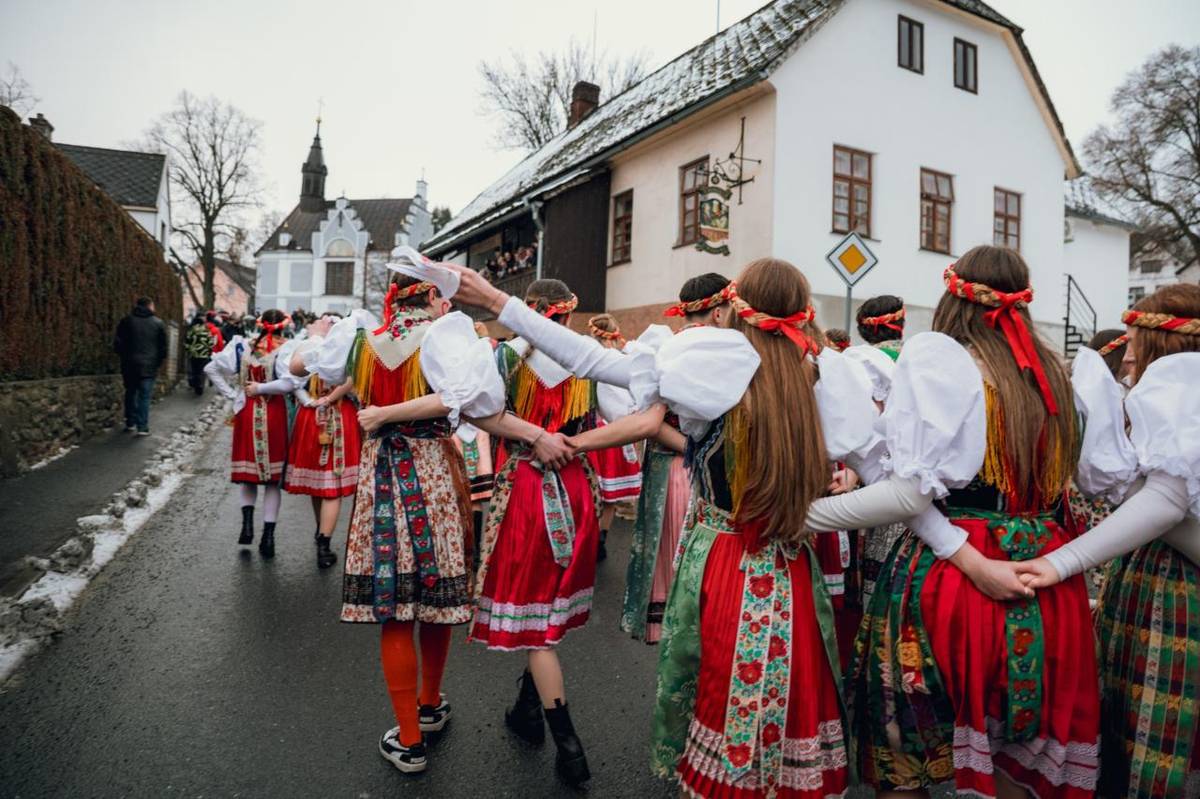 Kamerádí ze Vsi, po tom, co sem skončil po letošním průvodu zase na šíbenici, vám muším íčko haspoň takle napsát dopis z tůtoho divnýho místa, hde každyj rok čekám, haž mi zase pustí na ten sjet mezi vás.