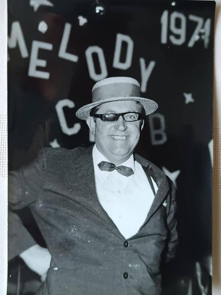 V srpnu si připomeneme výročí narození muže, který byl po desetiletí neodmyslitelnou součástí společenského i hospodářského života naší obce. Stanislav Vogeltanz, narozený 7. srpna 1926, v sobě vzácně spojoval autoritu předsedy, jemnocit malíře a jiskrný vtip chodského mluvčího.