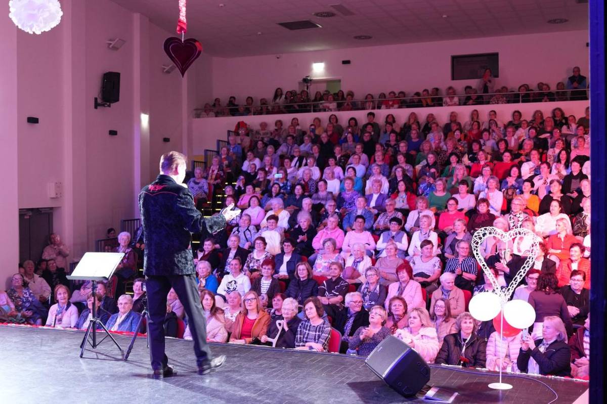 Pri príležitosti Medzinárodného dňa žien sa druhú marcovú nedeľu zaplnil Kultúrny dom v Poltári do poslednej sedačky. Zavítali sem ženy všetkých vekových kategórií, aby si spoločne pripomenuli a oslávili svoj sviatok.
