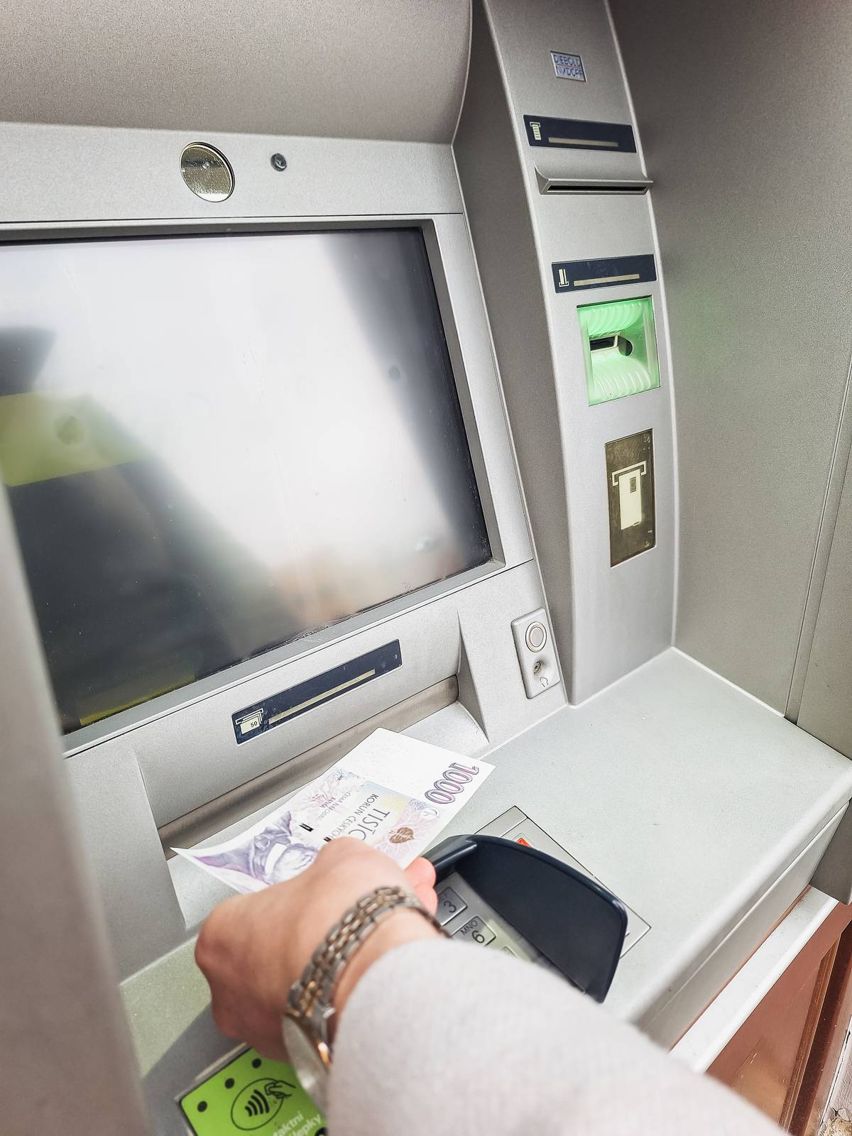 Obyvatelé okrajových částí měst často narážejí na stejný problém, za běžnými službami musejí cestovat do centra. To platí i pro hlučínské sídliště OKD, kde je dostupnost hotovosti dlouhodobým tématem. Vedení města proto nyní podniká konkrétní kroky, aby tuto službu občanům zajistilo.   👉 Více informací naleznete zde: https://bit.ly/4rqnYnP   #hlucin #mestohlucin #bankomat