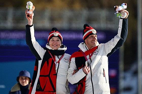 S velkou radostí a hrdostí gratulujeme Simoně Bubeníčkové ke skvělému úspěchu na paralympijských hrách. Se svým trasérem Davidem Šrůtkem vybojovala krásnou stříbrnou medaili ve vytrvalostním závodu biatlonistek v Teseru. Smekáme před Tvým výkonem a děkujeme! Za všechny fanoušky z Velkého Poříčí J. Pitašová