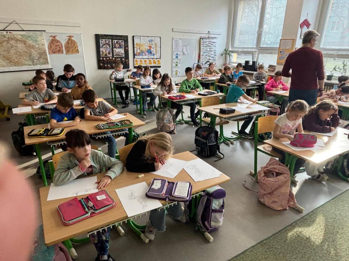 Do druhých tříd zavítal ve středu dne 4. března autor a ilustrátor Vojtěch Jurík, který publikuje pod pseudonymem Vhrsti. Strávil s námi část dopoledne a představil nám svou práci. Také nás seznámil s Večerníčkem "Bílá paní na hlídání".