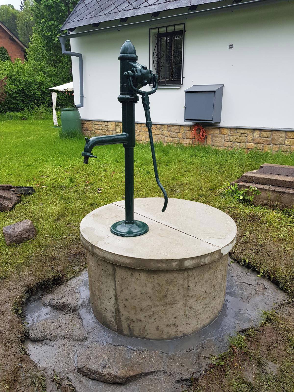 Mnoho z Vás se na nás nyní obracelo se zprávou, že výrazně klesla voda ve studních. Obrátili jsme se na odborníka, který v Čeperce dlouhodobě sleduje stav a hladinu vybraných studní. Z jeho zprávy se současný pokles vody potvrdil.