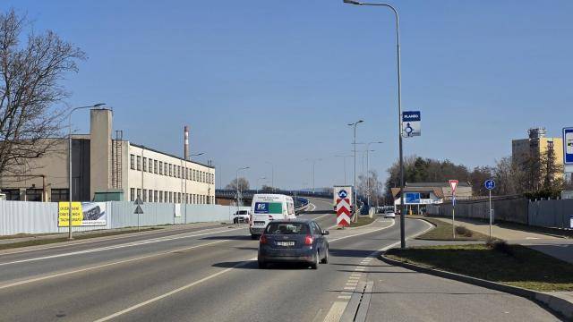 Od zítřejšího rána začne částečné dopravní omezení na estakádě silnice I/55 ve směru z Přerova na Olomouc. Důvodem jsou dokončovací práce spojené se stavbou dálnice D1 v úseku Říkovice – Přerov, konkrétně dostavba protihlukové stěny v prostoru mimoúrovňové křižovatky Přerov–sever.V rámci omezení bude uzavřen jeden jízdní pruh a doprava z estakády bude svedena na ulici Polní. Následně řidiči projedou přes kruhový objezd u obchodního centra a ulicí Velká Dlážka se vrátí zpět na silnici I/55. Práce a s nimi spojená dopravní opatření jsou plánovány do 30. června.Město Přerov s navrženou objízdnou trasou nesouhlasilo, protože podle něj může zbytečně zatížit oblast kolem Polní ulice, kruhového objezdu u Lidlu i Velké Dlážky. Zhotovitel však přislíbil, že se pokusí práce maximálně urychlit, aby omezení trvalo co nejkratší dobu.