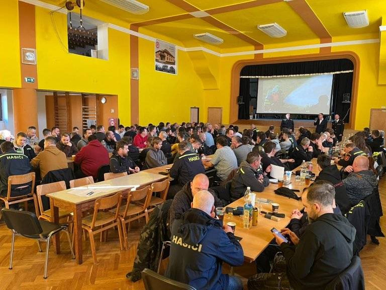 Již 19 ročník teoretické odborné přípravy pořádalo město Hranice v sobotu 28. října pro své jednotky dobrovolných hasičů v sokolovně ve Velké.  Do kapacity prostor byly přizvány i jednotky drahotušského a střítežského okrsku a jednotky Bělotín a Polom. Akce se tak zúčastnilo celkem 16 jednotek v počtu 156 hasičů.