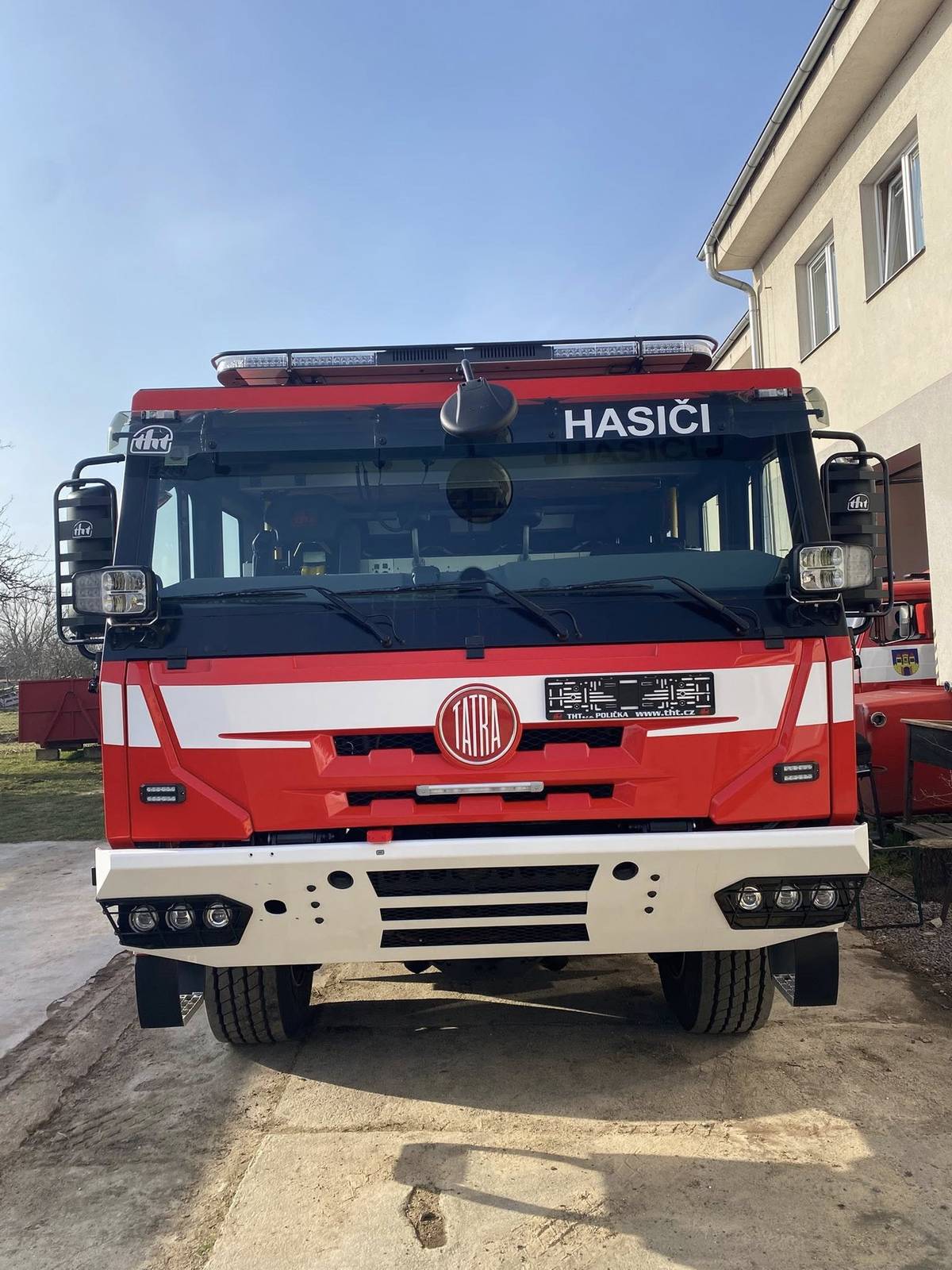 Do našeho městečka dorazila nová kráska - TATRA FORCE! Nový cisternový speciál pro naši jednotku dobrovolných hasičů.  Seznamte se ní - bude nám tu složit mnoho let! A žehnat ji budeme na oslavách 150 let sboru 13. června 2026.  Vítej mezi námi :-)