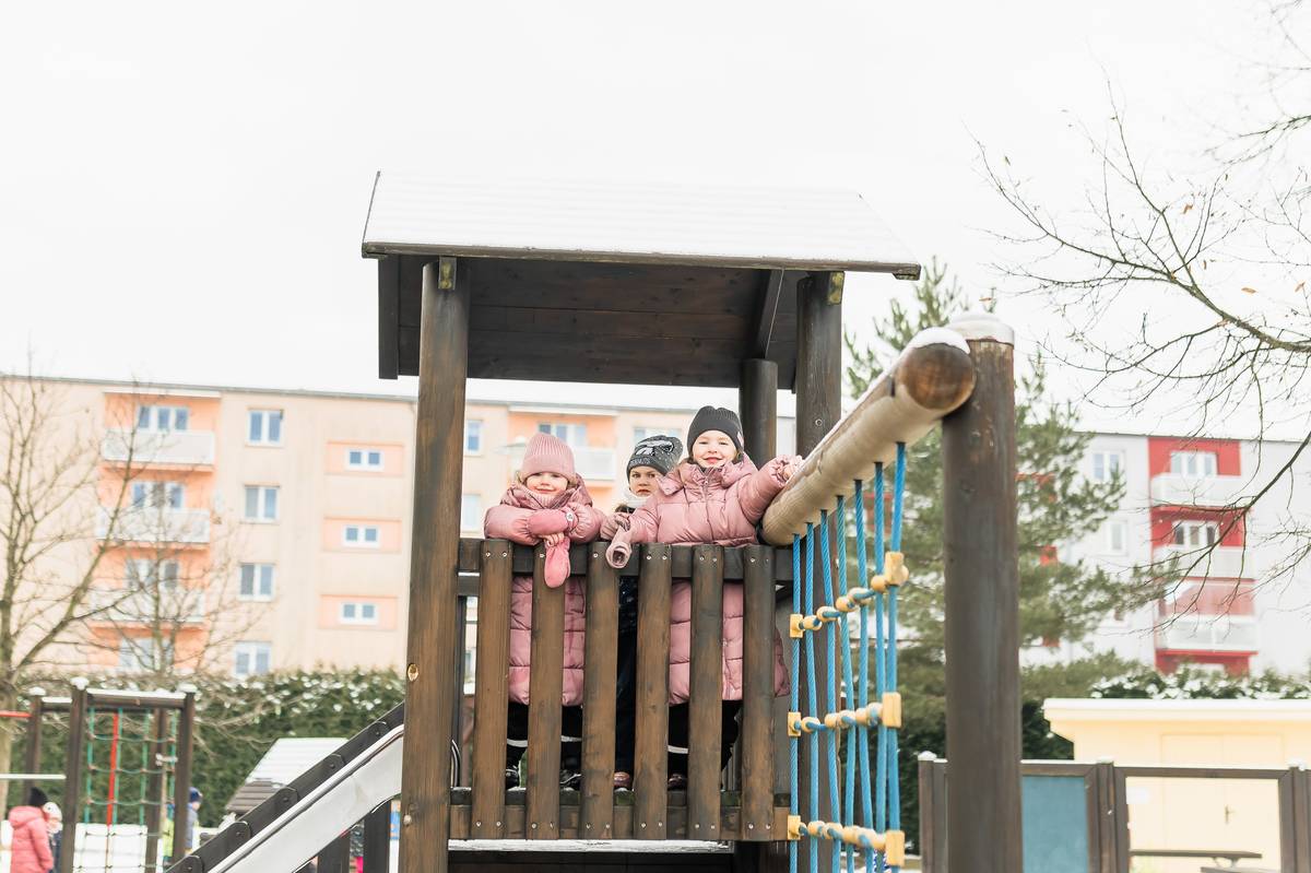 Výběr první vzdělávací instituce je pro rodinu velkým krokem. Hlučínské mateřské školy nabízejí různorodé zaměření, od sportovních aktivit, logopedii až po environmentální výchovu. Cíl mají však všechny společný. Zajistit dětem bezpečné a podnětné prostředí pro jejich rozvoj.   Pro úspěšné přijetí je nutné dodržet stanovený postup, který zahrnuje podání žádosti a doložení potřebných dokumentů. „Zápis je pro dítě prvním oficiálním krokem do světa vzdělávání. Snažíme se, aby byl tento administrativní proces pro rodiče co nejjednodušší a nejjasnější,“ uvádí vedoucí odboru rozvoje a školství Městského úřadu Hlučín Monika Lenčová.   Rodiče mohou přihlášku odevzdat několika způsoby, dle možností vybrané školy, tedy e‑mailem s elektronickým podpisem, osobně přímo v mateřské škole nebo on-line prostřednictvím odkazu uvedeného na webových stránkách školy. Tato flexibilita umožňuje rodičům zvolit si variantu, která je pro ně časově i organizačně nejpohodlnější.   Požadavky na dokumenty potřebné k zápisu vycházejí ze školské legislativy, ale jejich konkrétní podoba se může mezi mateřskými školami lišit. Obvykle je nutné doložit žádost o přijetí, rodným listem dítěte a dokladem totožnosti zákonného zástupce. Školky také zpravidla vyžadují potvrzení o splnění povinného očkování či jiný dokument od lékaře, případně další podklady uvedené na webových  stránkách konkrétní školy.   Termíny zápisů: 🔵 MŠ Hlučín–Darkovičky  Zápis: 16. 3. od 10 do 17 hodin   🔵 MŠ Hlučín, Cihelní Zápis: 18. 3. od 9 do 15 hodin   🔵 MŠ Hlučín, Severní  Elektronický předzápis: od 2. 3. do 15. 3.  Zápis: 16. 3. od 9 do 15 hodin   🔵 MŠ Hlučín, Dr. Ed. Beneše Elektronický předzápis: od 2. 3. do 15. 3.  Zápis: 17. 3. od 9 do 12 hodin   🔵 MŠ Hlučín–Bobrovníky  Zápis: 19. 3. od 9 do 15 hodin    #hlucin #mestohlucin #zapisydoskolek