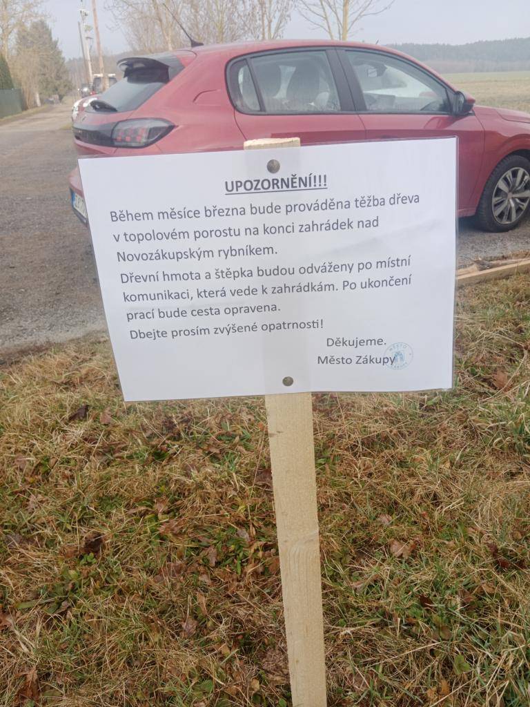 Během měsíce března bude prováděna těžba dřeva v topolovém porostu na konci zahrádek nad Novozákupským rybníkem. Dřevní hmota a štěpka budou odváženy po místní komunikaci, která vede k zahrádkám. Po ukončení prací bude cesta upravena. Dbejte prosím zvýšené opatrnosti. Děkujeme.