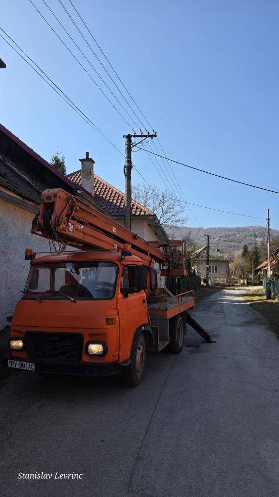 Obec Rochovce realizovala menšie technické práce zamerané na zlepšenie obecnej infraštruktúry. V rámci prác bol v jednej časti obce rozšírený obecný rozhlas a na inom mieste bolo doplnené verejné osvetlenie.