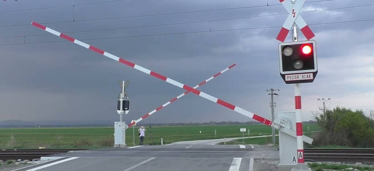 Vážení občania,   od 14.03.2026 7:00h do 17.03.2026 18:00 bude pre cestnú dopravu uzavretá cesta III/1052 v k.ú. Nový Svet z dôvodu nevyhnutnej opravy koľaje na žel. priecestí. Opravu realizujú Železnice Slovenskej republiky, obchádzkové trasy budú označené dočasným dopravným značením.