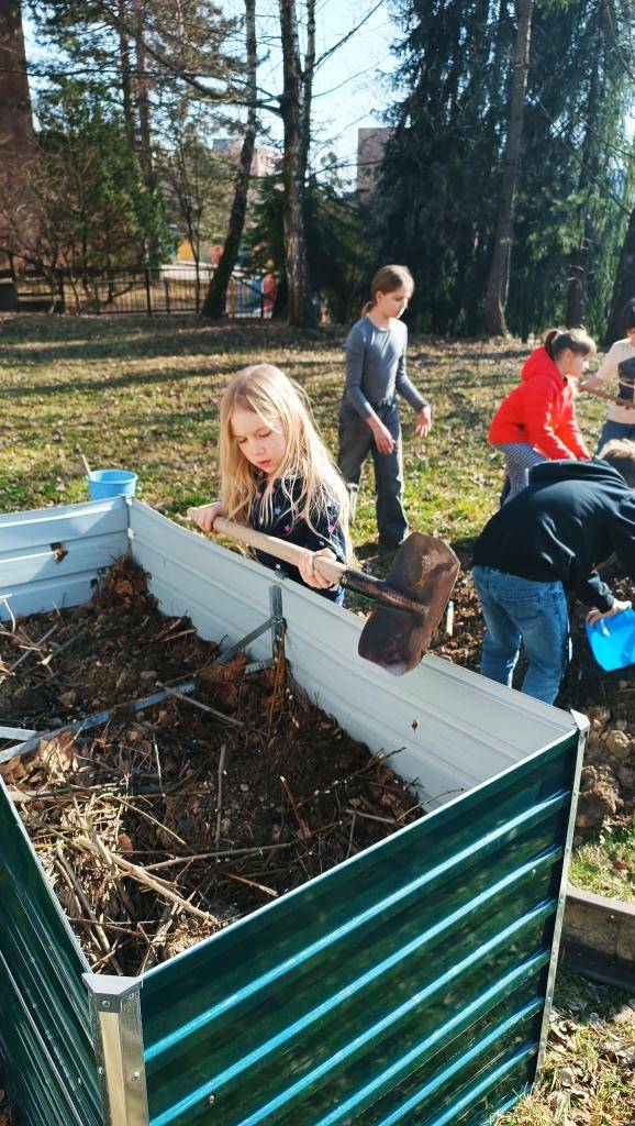 Naše pracovité děti začaly s přípravou truhlíků na jarní sázení a pěstování jahod a zeleniny.  Využili jsme prací na vedlejší stavbě a po domluvě s bagristou máme i čerstvou hlínu. To se povedlo.....