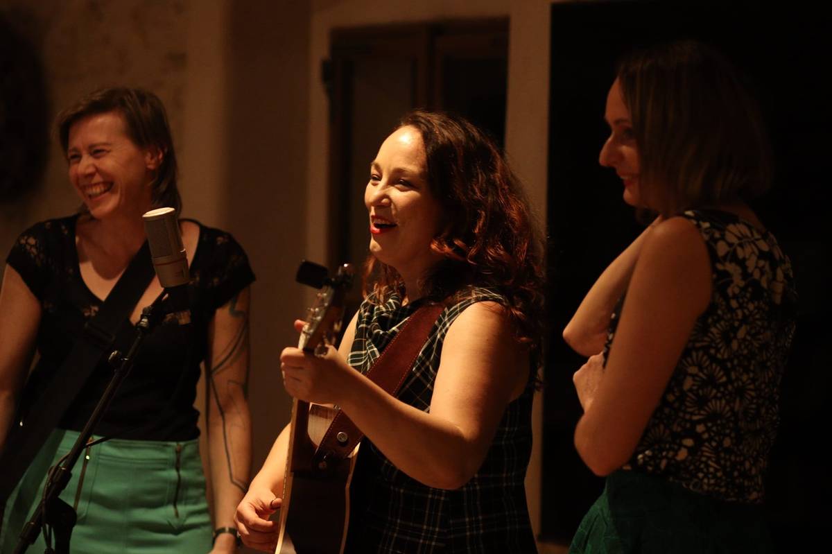 Naše Tišická Kačenka Kučerová s kamarádkami nás srdečně zvou na koncert svého vokálního tria Cake & Ale, který se koná v pátek 13. března od 20:00 v minipivovaru Kaberna v Mlékojedech. 🎶🍺 Tři kamarádky Kačka, Kristýna a Loes spojuje slabost pro něžné trojhlasy, dobré pivo a domácí buchty. Jak samy říkají: Hledaly jsme se, až jsme se našly. Kačka s Kristýnou jsou celoživotní kamarádky, které spolu rády zpívají. A když potkaly Loes, vznikla dokonalá harmonie. Můžeme se těšit na známé písně například z repertoáru Johna Denvera, Zuzany Navarové, Queen nebo Fleetwood Mac. Pojďme si užít příjemný hudební večer a podpořit naši místní hudebnici. 🎤✨ https://www.facebook.com/events/4332687700287218