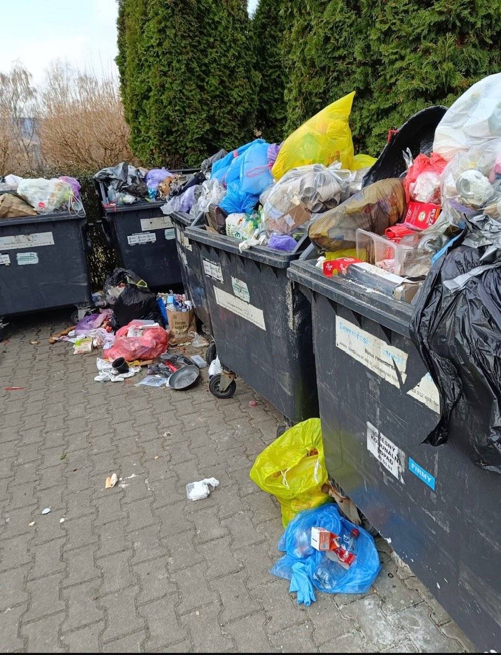Na první fotografii můžete vidět, jak vypadá stanoviště komunálního odpadu na sídlišti Pod Tratí v den vývozu nádob. Na tomto místě jsou přitom k dispozici nádoby na tříděný odpad – papír, plast, kov, sklo i elektro. Přesto je podle složení odpadu na snímcích zřejmé, že v nádobách na komunální odpad končí i věci, které by měly být správně vytříděny. Na druhé fotografii zveřejnuji, jak začíná vypadat prostor kolem odpadové nádoby na komunální odpad v novém bydlení Jiřího z Poděbrad 850. Situace je taková, že apeluji v tomto objektu na majitele a nájemníky bytů, aby se přihlásili k trvalému pobytu na této adrese, abychom měli možnost zvětšit stávající nádobu. Při kontrole této nádoby a odpadu v jeho okolí, je zřejmé, že je tam odhozen všechen možný odpad, jen ne ten, který do komunálního odpadu patří! Plasty, papír, sklo, kočárek… Toto vše lze vytřídit a odnést do nádob na tříděný odpad a objemný odpad odevzdat zdarma na sběrný dvůr Hrádek nad Nisou v ulici Žitavská. Je vidět, že novým nájemníkům tohoto domu, vůbec nevadí, že mají hned u vchodu domu, tuto skládku z odpadků!! 🙏 Prosíme všechny obyvatele, aby při vyhazování odpadu na třídění mysleli. Udělat pár kroků navíc a vyhodit odpad do správné nádoby je opravdu drobnost, která ale výrazně pomůže udržet naše okolí čisté. 🏡 Zkusme společně přispět k tomu, aby prostředí kolem našich domů bylo příjemné pro všechny. Děkujeme za ohleduplnost. Lenka Doleželová odbor investic, správy majetku a životního prostředí města