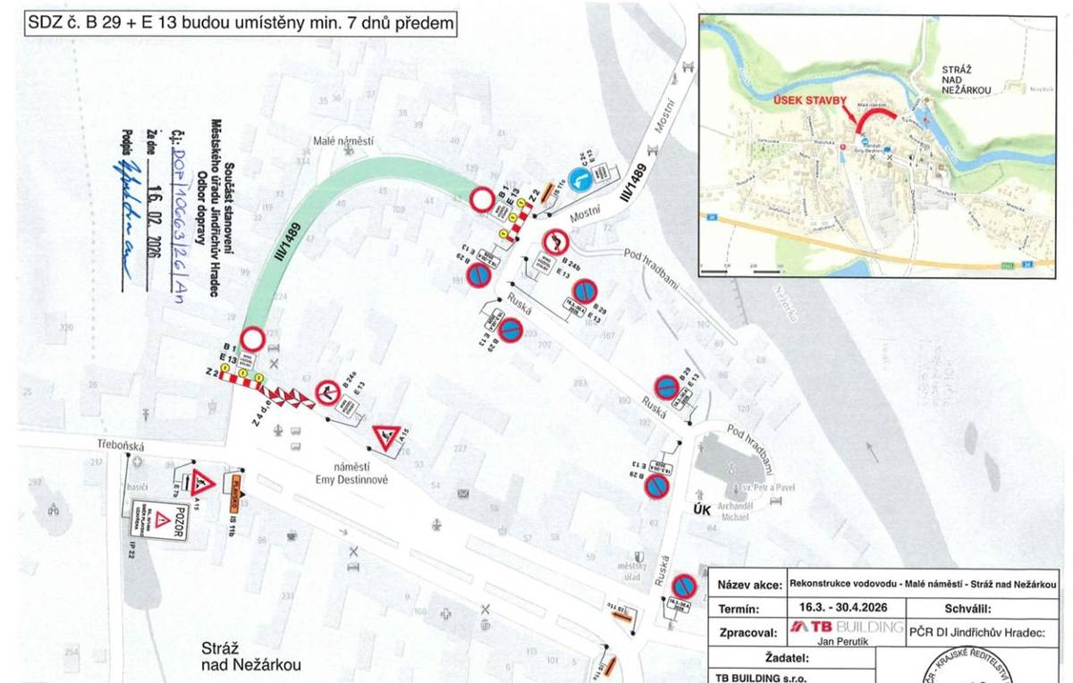 Upozorňujeme občany, že ve dnech 16.03.-30.04.2026 bude z důvodu rekonstrukce uzavřeno pro průjezd Malé náměstí. Objízdná trasa je vedena přes náměstí Emy Destinnové a dále přes Ruskou ulici. Trvale žijícím občanům na Malém náměstí bude příjezd k nemovitostem umožněn. Děkujeme za pochopení.
