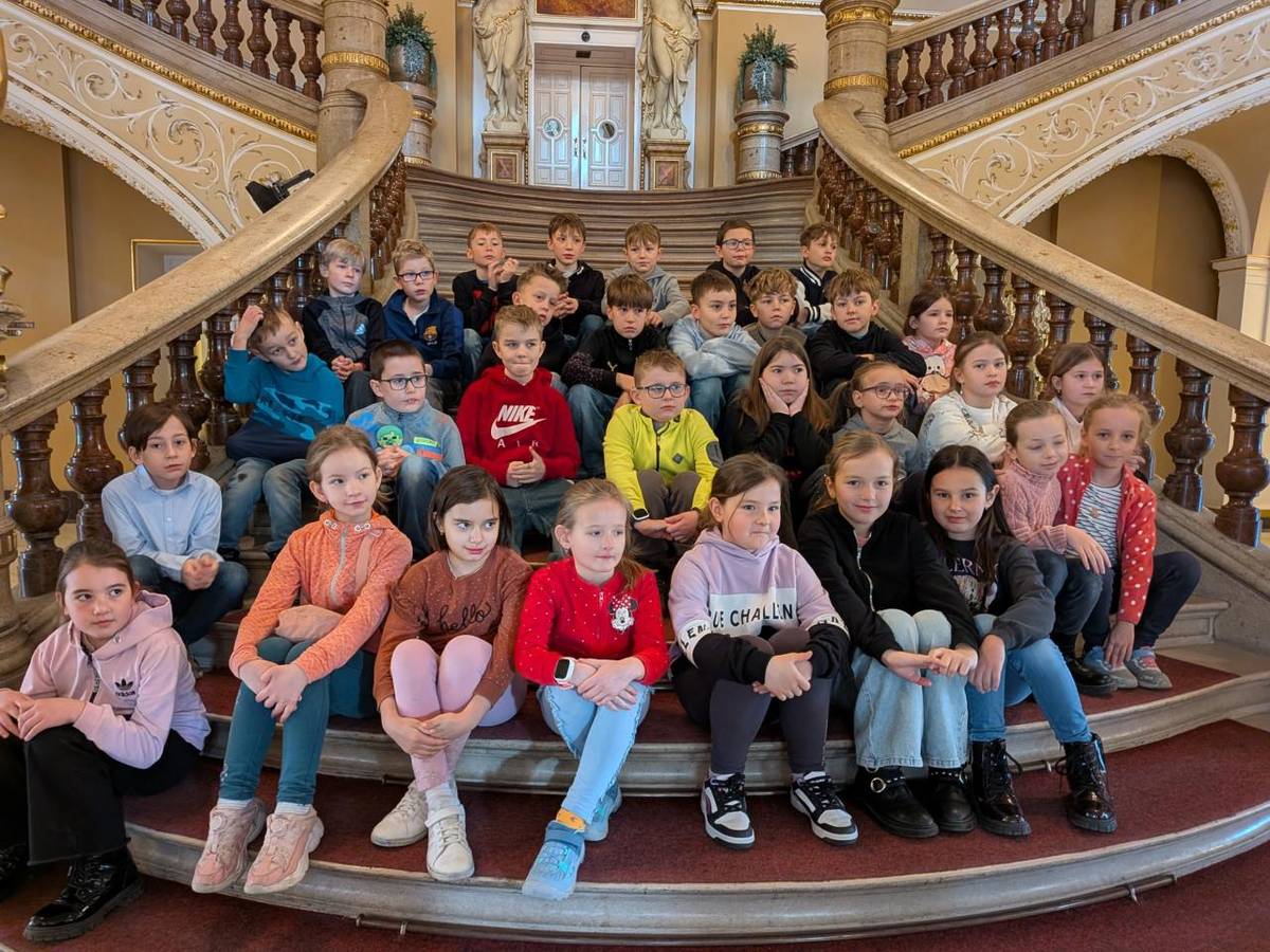 Žáci ze 3. A a 3. C jeli 10. 3. 2026 do Mahenova divadla na edukační program Bez roucha. Žáci si se seznámili s historií divadla, prohlédli si jej i jeho zákulisí, seznámili se s prací kulisáků, osvětlovačů, svezli se na točně. Vyzkoušeli si, jaký je pohled z lóže i z nejvyššího patra na jeviště.