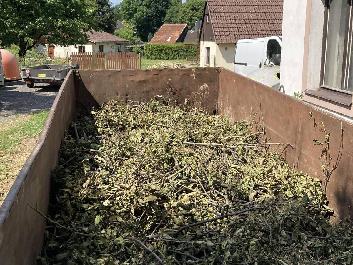 Žádáme občany, kteří využívají velký kontejner na bioodpad, aby větve skládali vedle kontejneru. Větve značně plní objem kontejneru a nevejde se do něj nic jiného.
