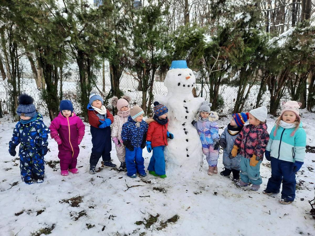 Tvoříme sněhuláky ze sněhu, z papíru a různých materiálů. Procvičujeme si geometrické tvary, barvy i jemnou motoriku.